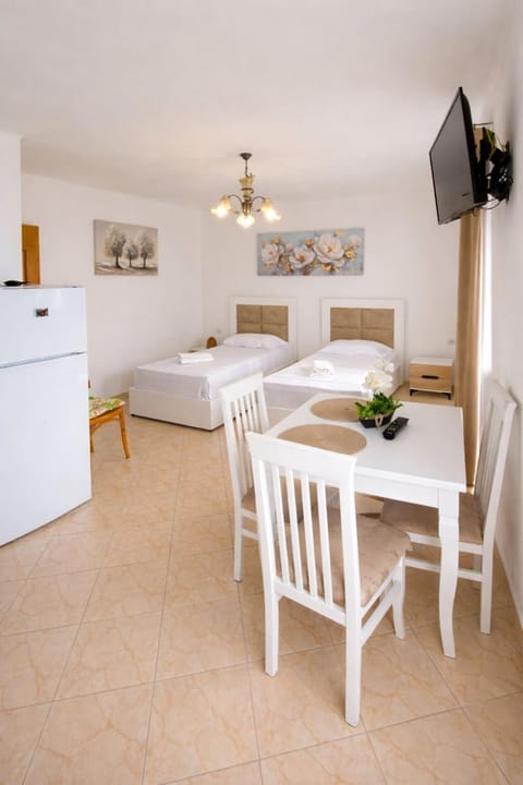 Bed, TV and multimedia, Photo of the whole room, Seating area, Bedroom