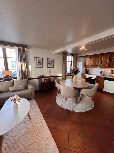 Kitchen or kitchenette, Living room, Seating area, Dining area
