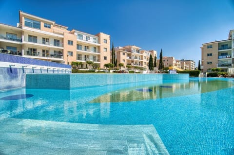 Property building, Swimming pool, sunbed