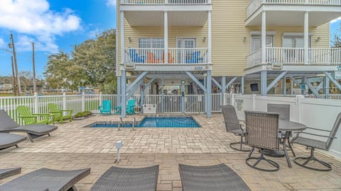 Property building, Patio, Day, Balcony/Terrace, Seating area, Swimming pool, furniture