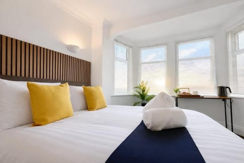 Group Bookings 16 guests Entire Property for your Family House in Blackpool