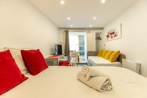 Bed, TV and multimedia, Living room, heating, storage, towels