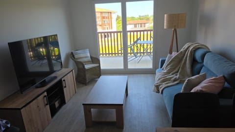 Property building, TV and multimedia, Balcony/Terrace, Living room