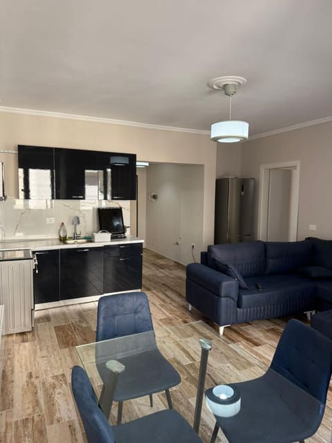 Kitchen or kitchenette, Living room, Seating area, Dining area, minibar, oven, stove