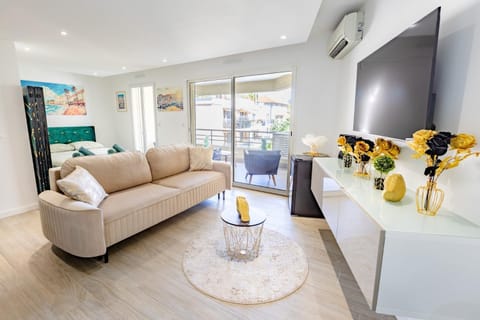 Communal lounge/ TV room, TV and multimedia, Living room