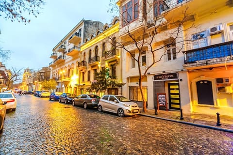 Property building, Day, Neighbourhood, City view, Street view, Location, Parking