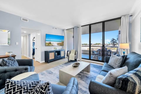 Day, TV and multimedia, Balcony/Terrace, Living room, Seating area, River view, furniture