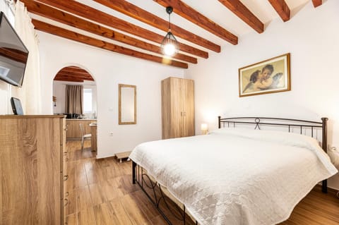 Bed, TV and multimedia, Photo of the whole room, Bedroom