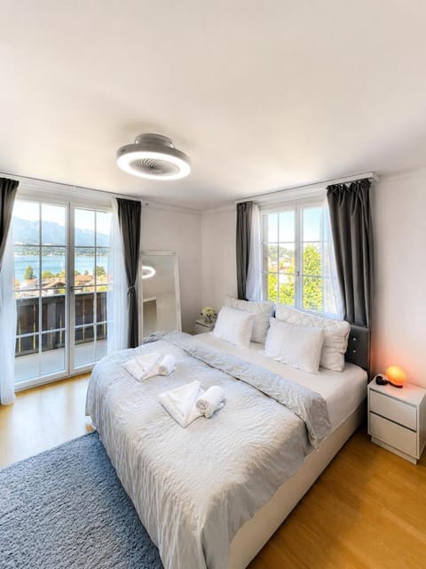 Bed, Natural landscape, Balcony/Terrace, Photo of the whole room, Bedroom, Lake view, Mountain view, towels