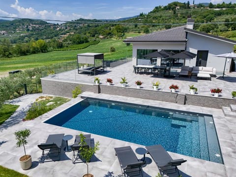 Property building, Patio, Spring, Day, Natural landscape, Garden, View (from property/room), Garden view, Landmark view, Mountain view, Pool view, Swimming pool, sunbed, VIP