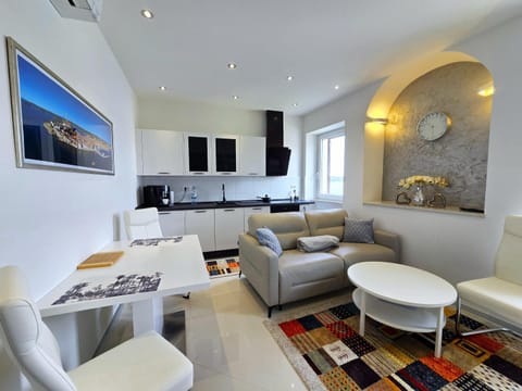 TV and multimedia, Kitchen or kitchenette, Living room, Seating area, Sea view