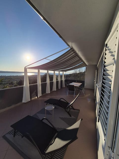 View (from property/room), Balcony/Terrace, Sea view, sunbed