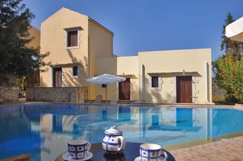 Patio, Balcony/Terrace, Swimming pool, sunbed