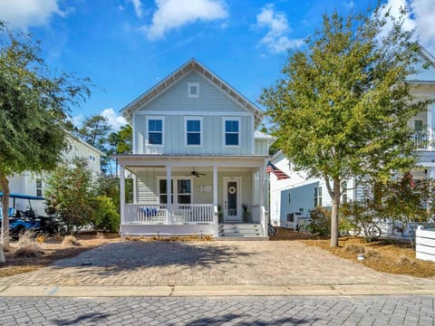 Property building, Facade/entrance, Day, Neighbourhood, Natural landscape, Garden, Parking
