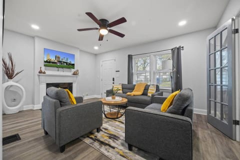 Communal lounge/ TV room, TV and multimedia, Living room, Seating area, air conditioner