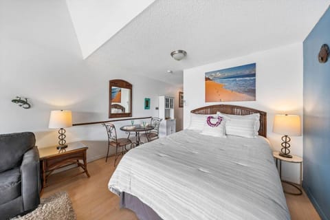 Bed, Living room, Photo of the whole room, Seating area, Dining area, Bedroom