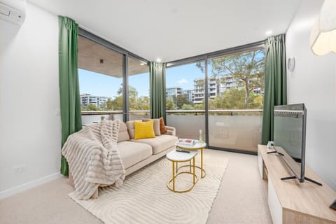 Communal lounge/ TV room, TV and multimedia, Living room, Seating area, Evening entertainment