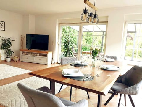 Garden, TV and multimedia, Living room, Seating area, Dining area, Garden view, heating, internet
