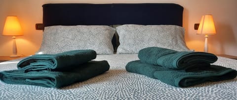 Bed, Bedroom, towels
