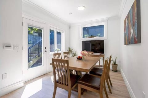 TV and multimedia, Living room, Seating area, Dining area