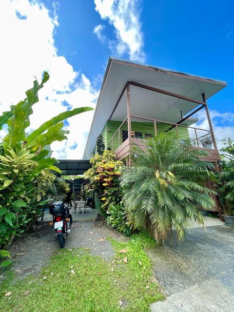 Property building, Patio, Facade/entrance, Garden, Balcony/Terrace, Garden view, Parking