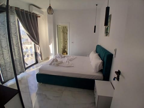 Photo of the whole room, Bedroom, towels