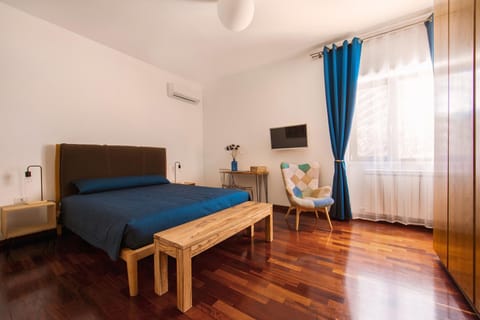 Bed, Photo of the whole room, Bedroom, air conditioner