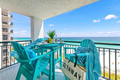 Day, Balcony/Terrace, Seating area, Dining area, Beach, Sea view, furniture
