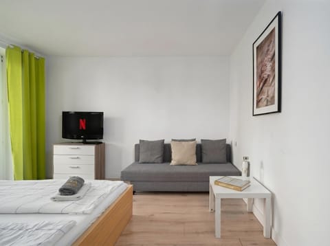Communal lounge/ TV room, Bed, TV and multimedia, Living room, Photo of the whole room, Seating area, Evening entertainment, Bedroom