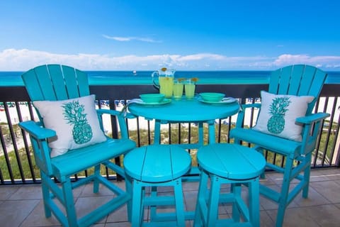 Patio, Day, Balcony/Terrace, Food and drinks, Seating area, Dining area, Sea view, Drinks