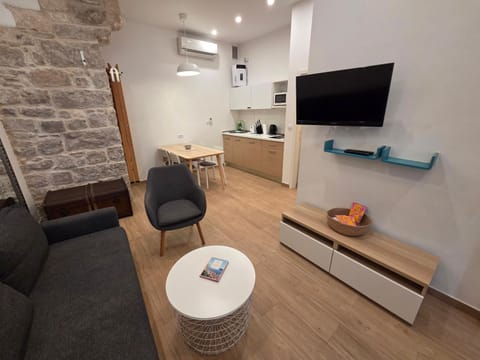 TV and multimedia, Living room, Seating area, air conditioner