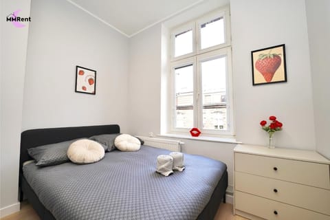 Bed, Decorative detail, towels