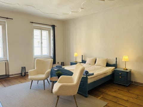 View (from property/room), Seating area, Bedroom, City view, Landmark view, Street view