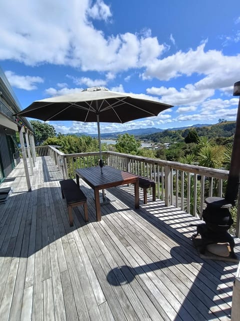 Natural landscape, Balcony/Terrace, Seating area, Dining area