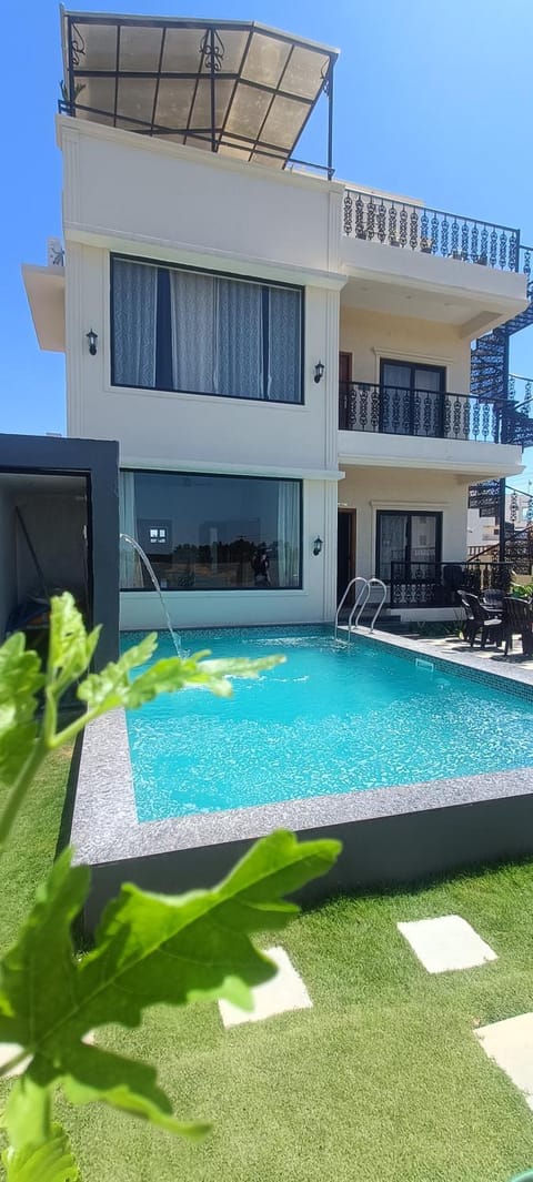 Property building, Garden, Garden view, Pool view, Swimming pool, sunbed