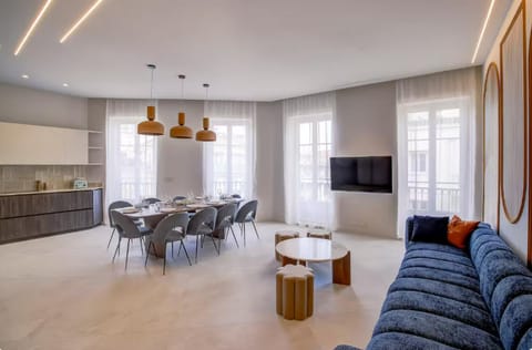 TV and multimedia, Kitchen or kitchenette, Living room, Seating area, Dining area