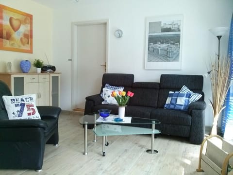 Living room, Photo of the whole room