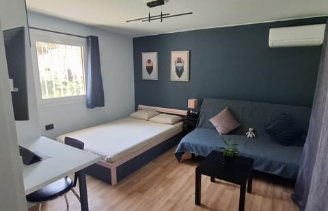 Bed, Seating area, Bedroom, air conditioner
