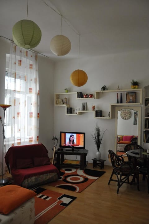 Communal lounge/ TV room, TV and multimedia, Living room, Seating area, Dining area