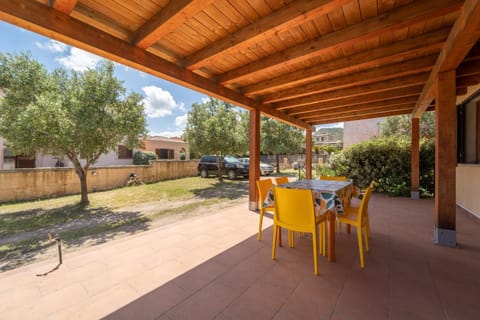 Property building, Patio, Day, Garden, Balcony/Terrace, Dining area, Garden view, Parking