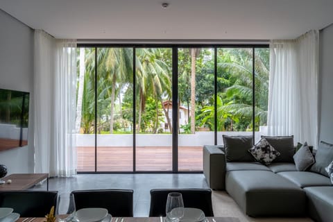 TV and multimedia, View (from property/room), Seating area, Garden view