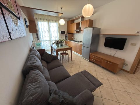 Kitchen or kitchenette, Living room, Seating area, Dining area, oven, stove