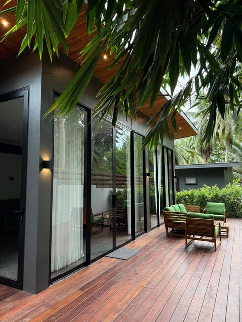Property building, Garden, Balcony/Terrace