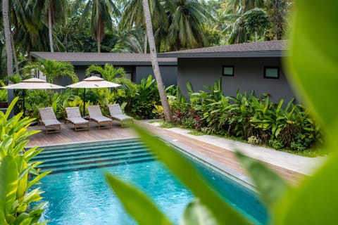 Property building, Garden, Garden view, Pool view, Swimming pool, sunbed