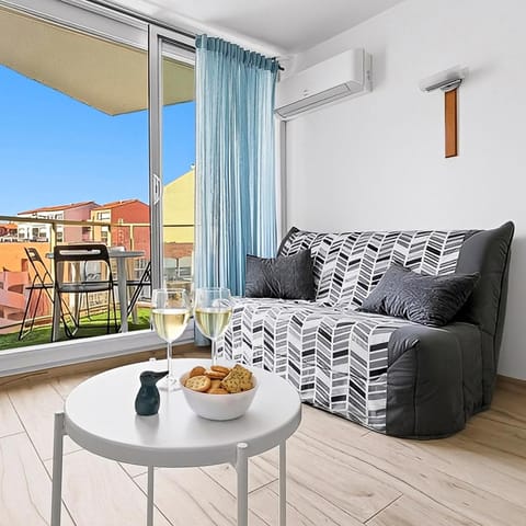 Day, Balcony/Terrace, Living room, Seating area, Dining area
