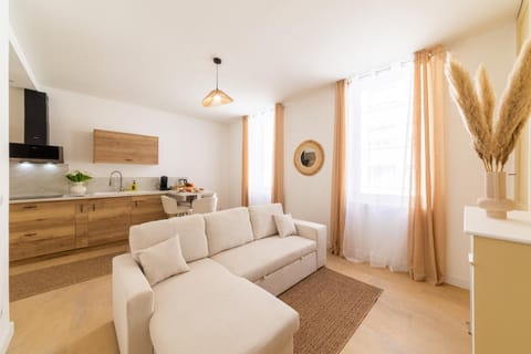 Kitchen or kitchenette, Living room, Seating area, Dining area, stove