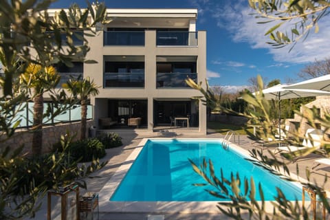 Property building, Day, Pool view, Swimming pool, sunbed