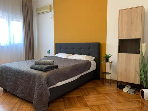 Bed, Bedroom, wardrobe, air conditioner