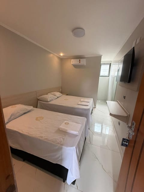 Bed, TV and multimedia, Photo of the whole room, Bedroom, towels, air conditioner
