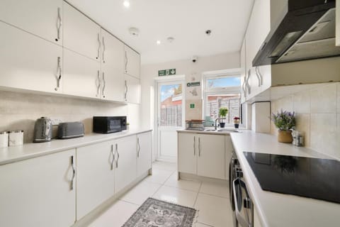 Coffee/tea facilities, Kitchen or kitchenette, oven, stove, toaster